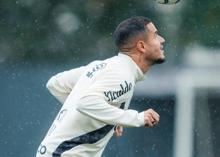 Coutinho treinando pelo Santos
