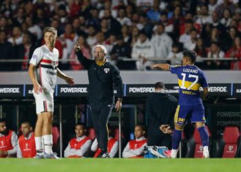 Dorival Júnior durante coletiva