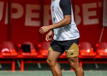 Pedro Lima treinando com o elenco do São Paulo