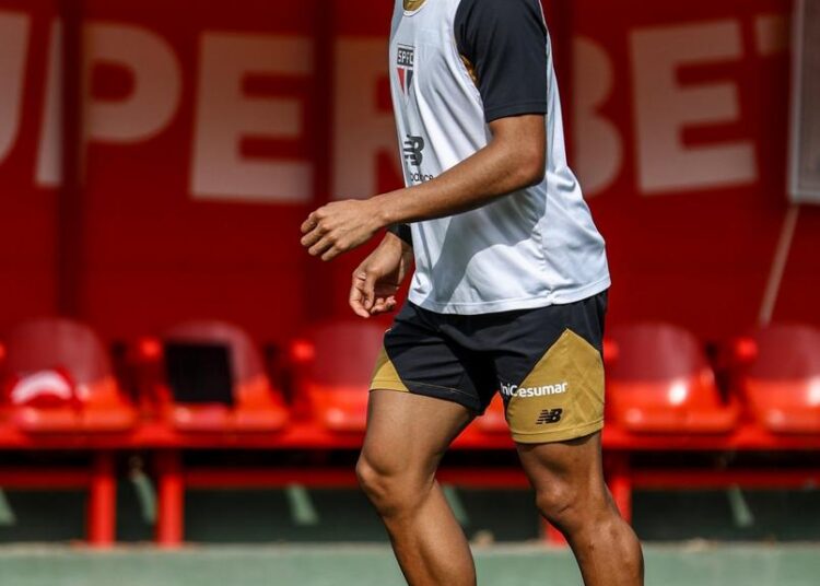 Pedro Lima treinando com o elenco do São Paulo