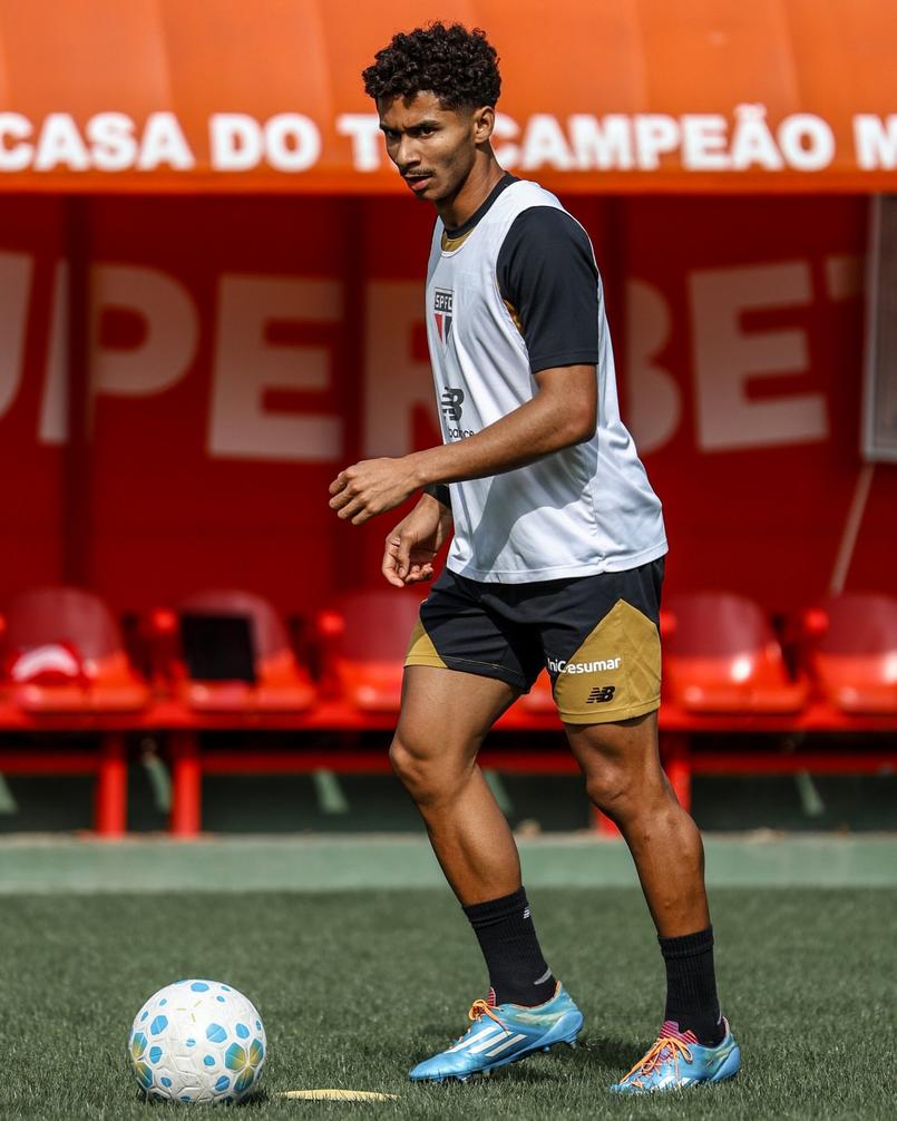 Pedro Lima treinando com o elenco do São Paulo