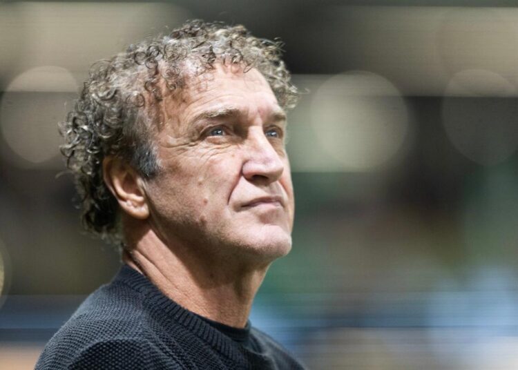 Cuca, técnico do Santos, durante coletiva de imprensa