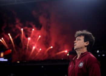 Fernando Diniz em coletiva de imprensa