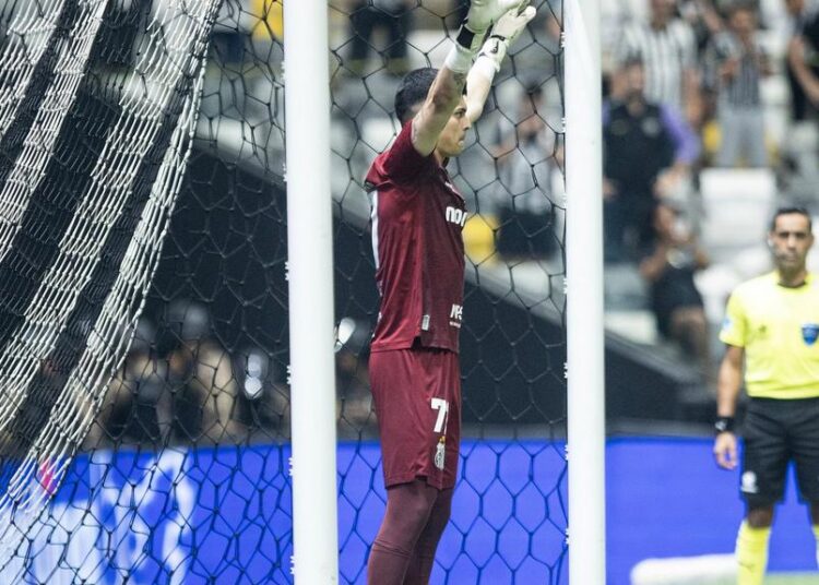 Gabriel Brazão durante jogo do Santos