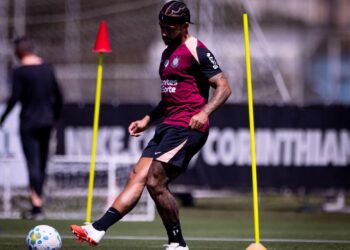 Memphis Depay se desculpando