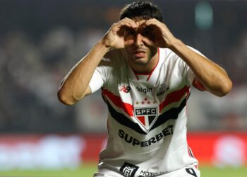 Jogadores do São Paulo comemorando gol