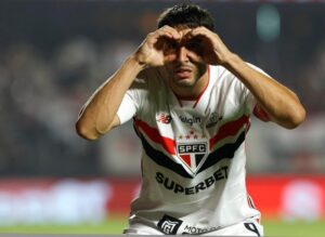 São Paulo: Calleri suspenso e Domingos em alerta no elenco