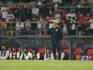 Dorival assume culpa por comentários e busca reconciliação