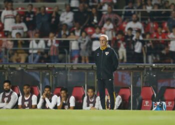 Dorival Júnior em coletiva de imprensa