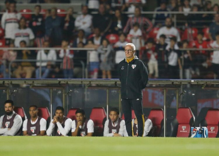 Dorival Júnior em coletiva de imprensa