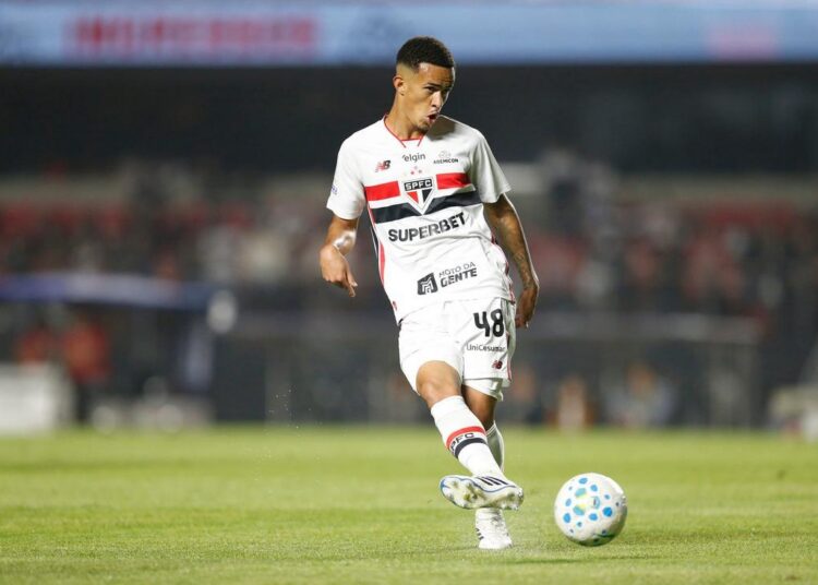 Djhordney em ação pelo São Paulo