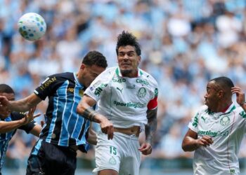 Goleiro Weverton do Grêmio faz defesa
