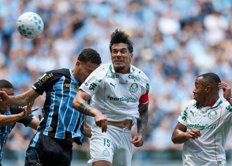 Goleiro Weverton do Grêmio faz defesa