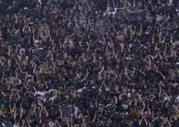 Torcedores do Corinthians protestando