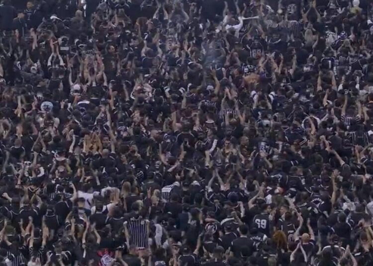 Torcedores do Corinthians protestando