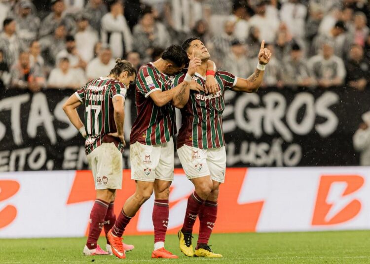Corinthians em campo contra Fluminense