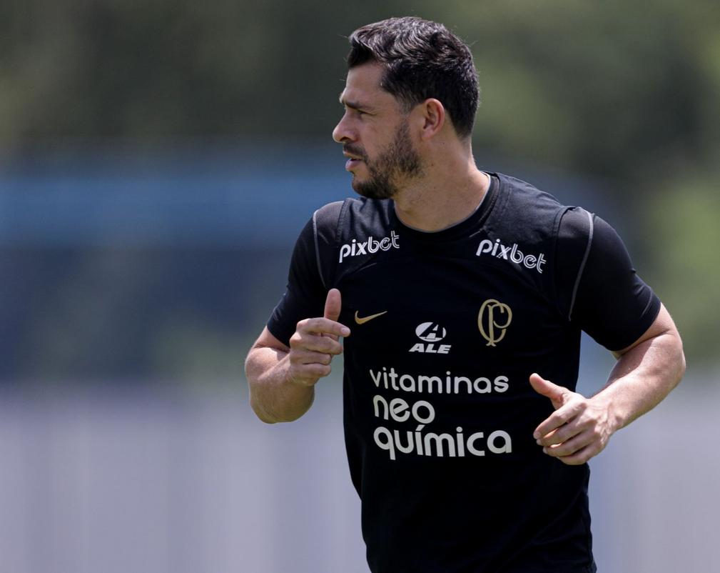 Giuliano, ex-jogador do Corinthians, anuncia aposentadoria