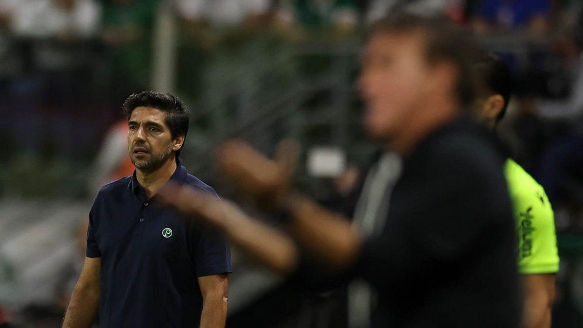 Abel Ferreira durante entrevista