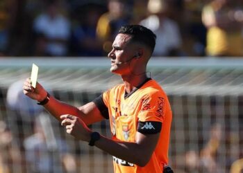 Árbitro Matheus Candançan durante um jogo