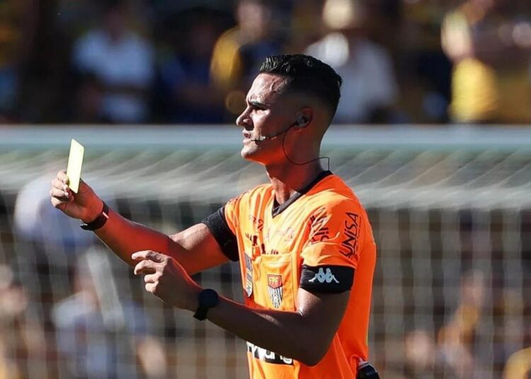 Árbitro Matheus Candançan durante um jogo