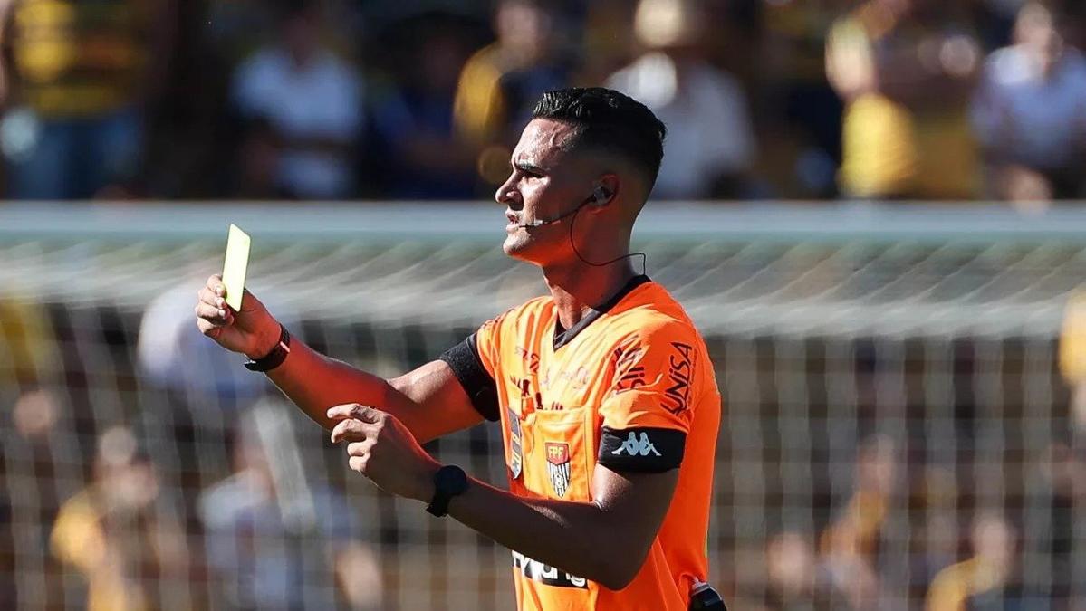 Árbitro Matheus Candançan durante um jogo