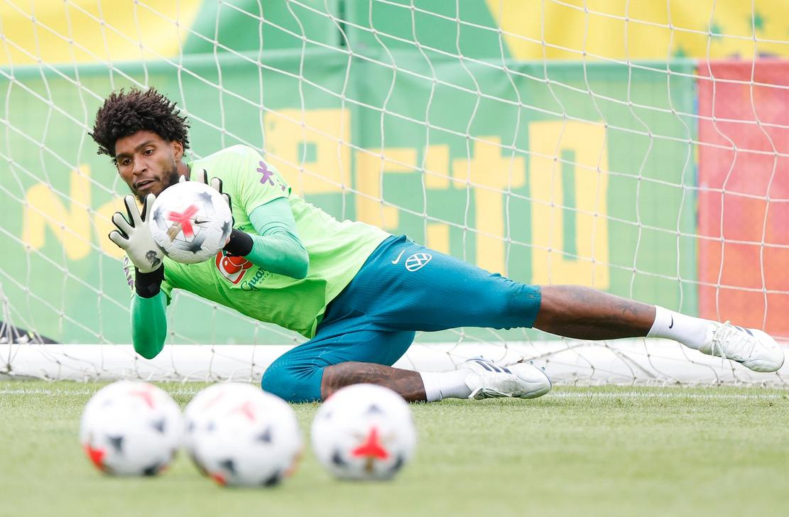 Raphinha e Hugo Souza com as novas camisas da Seleção