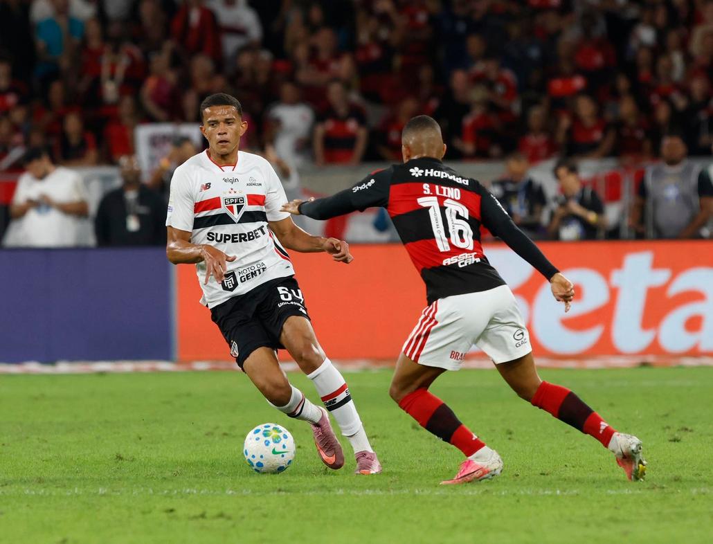 Jogador Osorio do São Paulo em ação