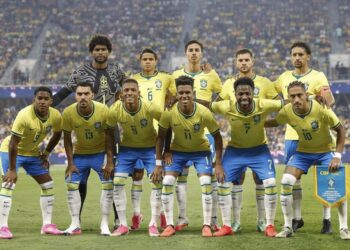 Jogadores da Seleção Brasileira em ação durante amistoso