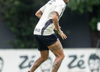 Neymar em treinamento no Santos