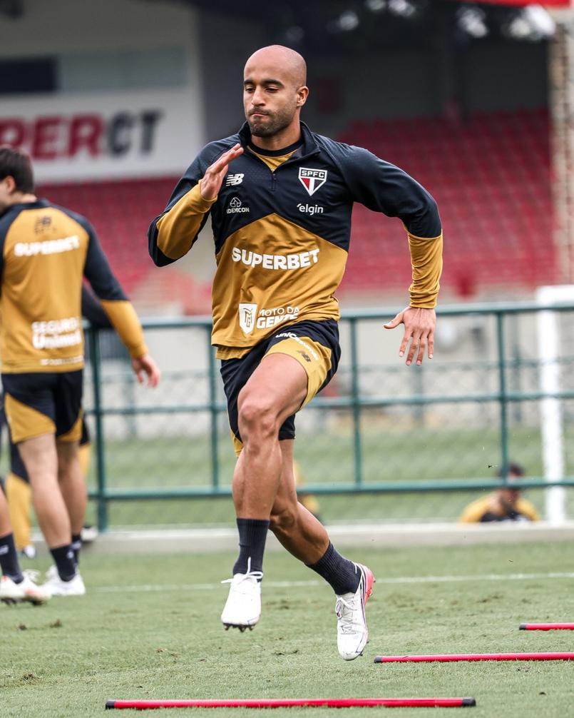 Lucas Moura em campo