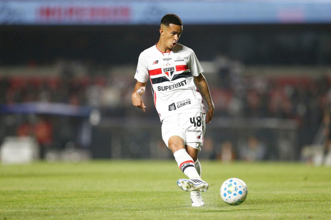 Djhordney em ação pelo São Paulo