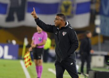 Roger Machado durante entrevista