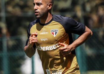 Dorival Júnior durante treino da equipe