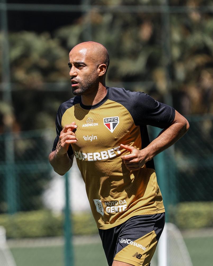 Dorival Júnior durante treino da equipe