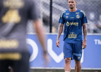 Zé Ivaldo em ação pelo Santos