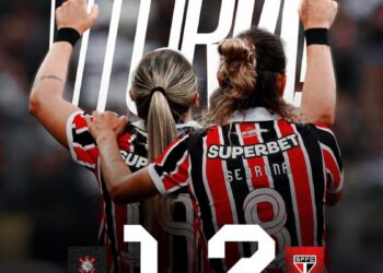 Jogadoras do São Paulo celebram a vitória sobre o Corinthians