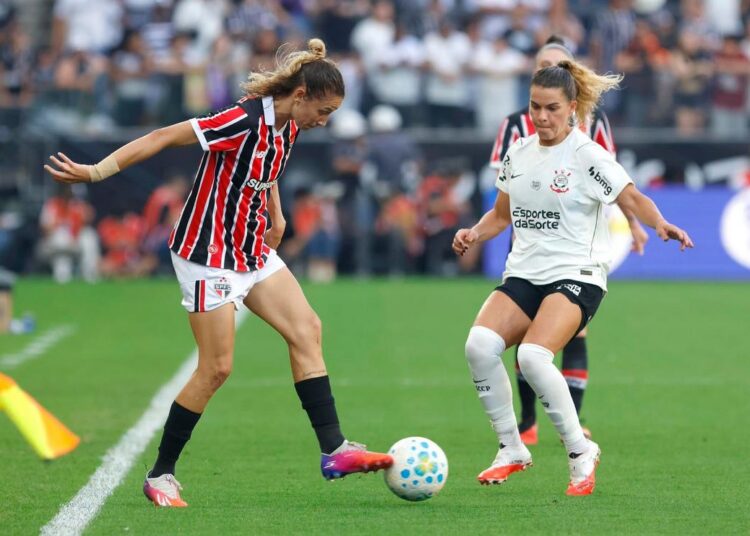 São Paulo comemorando gol
