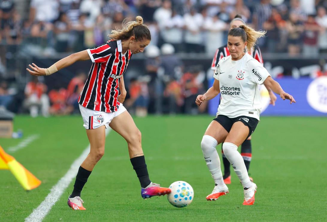 São Paulo comemorando gol