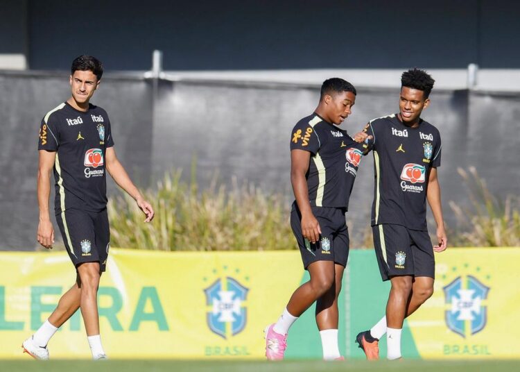 Ancelotti durante treino da Seleção Brasileira