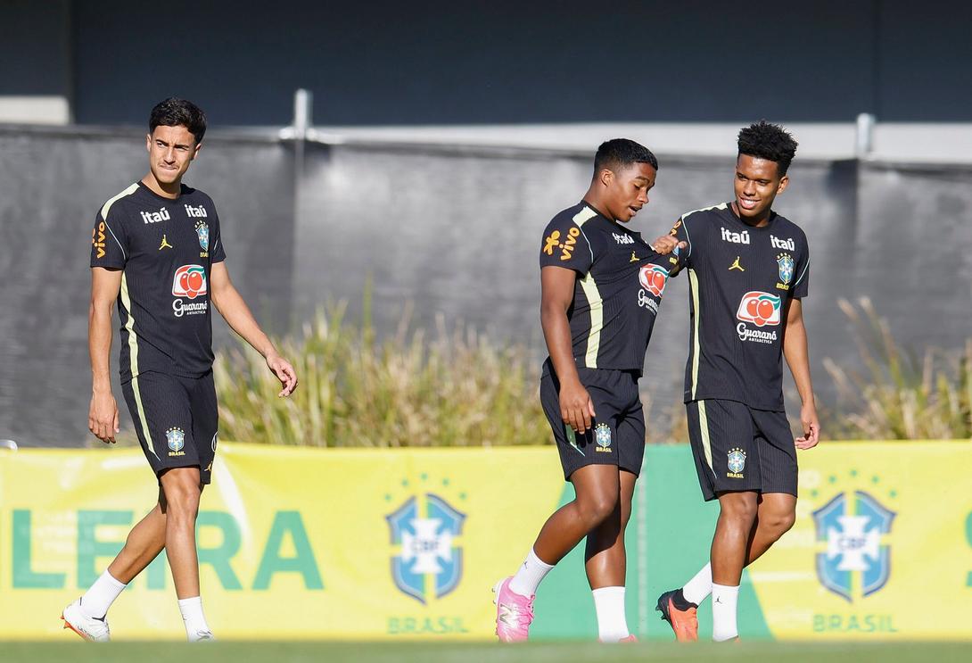Ancelotti durante treino da Seleção Brasileira