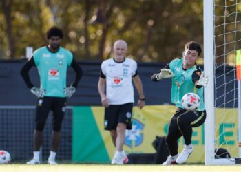 Hugo Souza treinando com a Seleção Brasileira