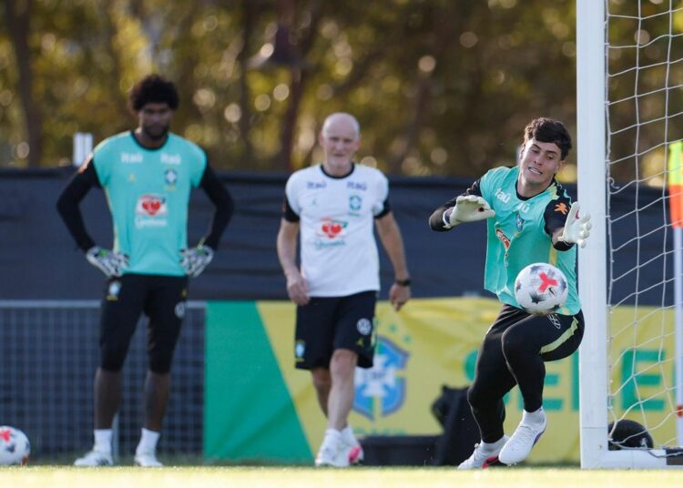 Hugo Souza treinando com a Seleção Brasileira