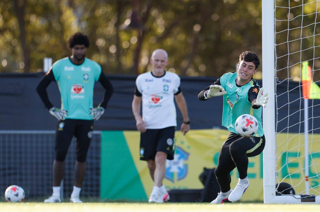 Hugo Souza treinando com a Seleção Brasileira