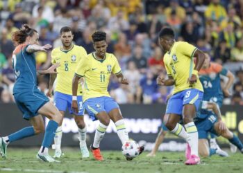 Estêvão durante partida pela Seleção Brasileira