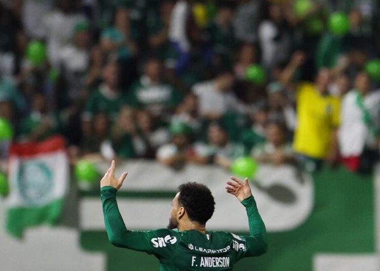 Jogadores comemorando a vitória