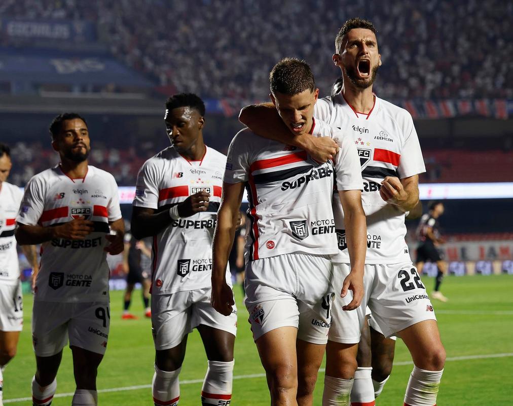 Jogadores do São Paulo em campo