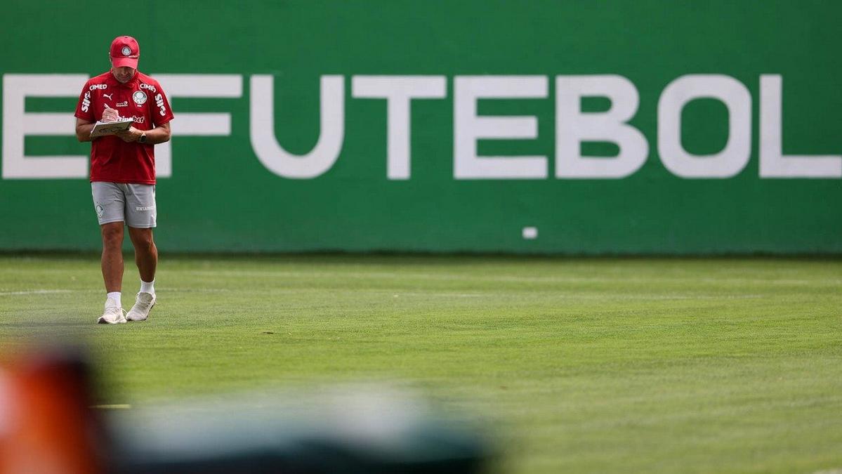 Jogadores do Palmeiras treinando na Academia