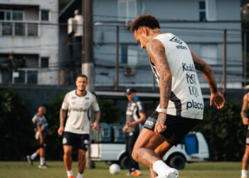 Coutinho e Neymar em treinamento