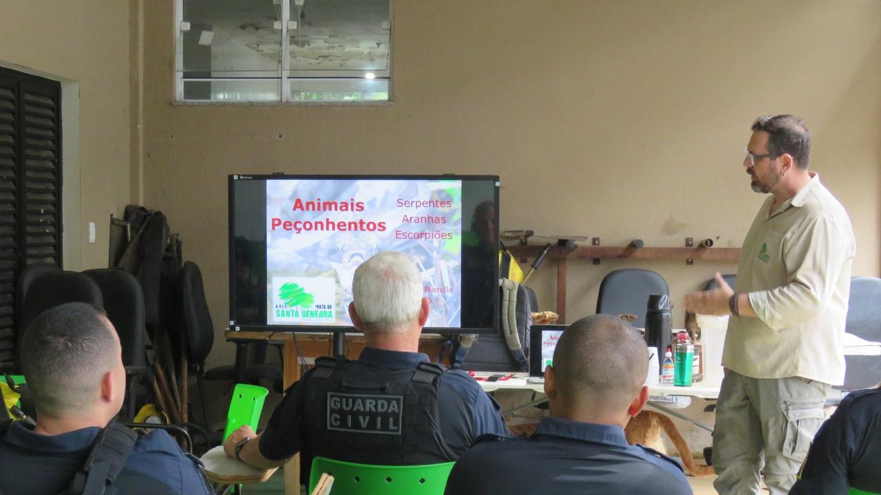biólogo explica fauna silvestre para Guarda Civil Ambiental de Indaiatuba