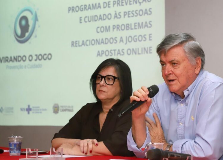 Secretário de Saúde Lair Zambon na abertura da capacitação com público de profissionais da saúde